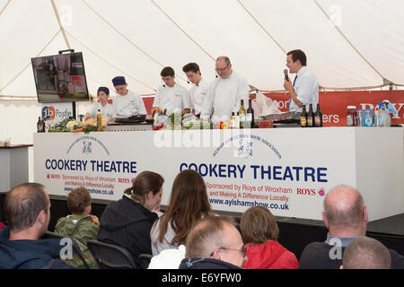 Leiter des Fachbereichs Catering an Aylsham High School, Jason Baxter mit Studenten geben Demonstrationen, Aylsham Show, Norfolk UK Stockfoto