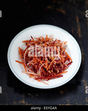 Root-Salat mit Getreide Stockfoto