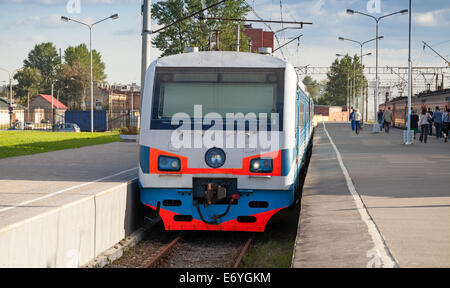 Moderne elektrische Vorortzug stehen am Bahnhof in Russland Stockfoto