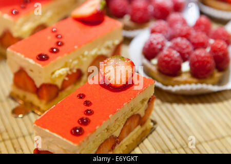 Stück Kuchen mit Erdbeeren und Himbeeren, selektiven Fokus Stockfoto