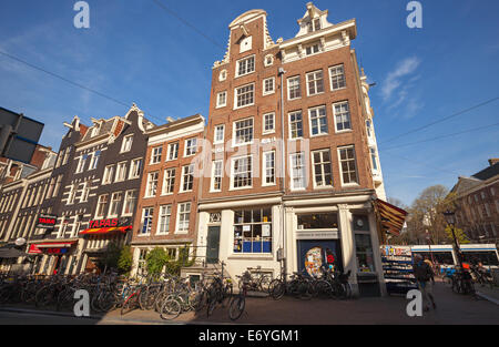 AMSTERDAM, Niederlande - 19. März 2014: Streetview mit bunten Häuser Fassaden. Gewöhnliche Menschen Fuß auf der Straße Stockfoto