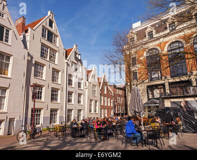 AMSTERDAM, Niederlande - 19. März 2014: Gewöhnliche Straßencafé. Gewöhnliche Menschen trinken Kaffee und Essen Stockfoto