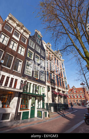 AMSTERDAM, Niederlande - 19. März 2014: Streetview mit bunten Häusern. Gewöhnliche Menschen Fuß auf der Straße Stockfoto