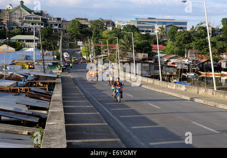 Motorrad-Taxis und transport auf Brücke trennt Panglao und Bohol Inseln der Philippinen Stockfoto