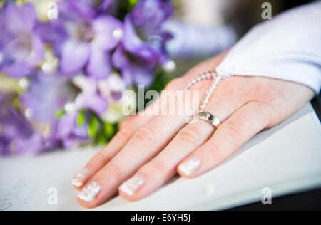 Schöne Braut Hand mit Maniküre in weißen Handschuhen Stockfoto