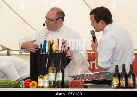 Leiter des Fachbereichs Catering an Aylsham High School, Jason Baxter mit Studenten geben Demonstrationen, Aylsham Show, Norfolk UK Stockfoto