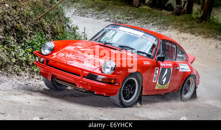 1972 Porsche 911 mit Fahrer David Maslen auf den Wald inszenieren auf der 2014 Goodwood Festival of Speed, Sussex, UK. Stockfoto