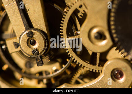 im Inneren einer Vintage Taschenuhr Stockfoto