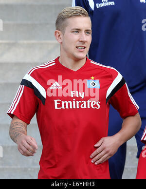 Hamburg, Deutschland. 02. Sep, 2014. Hamburgs Neuzugang Lewis Holtby betritt das Trainingsgelände des deutschen Fußball Bundesligisten Hamburger SV in Hamburg, Deutschland, 2. September 2014. Foto: AXEL HEIMKEN/DPA/Alamy Live-Nachrichten Stockfoto