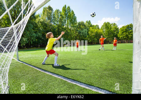 Torhüter versucht die Fußball fliegen fangen Stockfoto