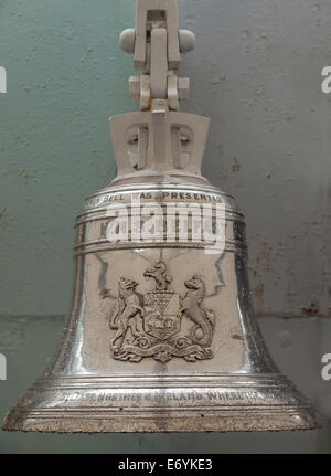 Nahaufnahme von der Schiffsglocke auf das Kriegsschiff HMS Belfast auf dem Fluss Themse London festgemacht Stockfoto