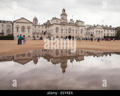 Ansicht der Horseguards London an einem nassen Sommertag Horseguards Parade mit stehendem Wasser und trüben grauen Himmel übernommen Stockfoto