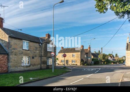 Der Waggon und Pferde Pub auf der A15-Kreuzung in Langtoft, Lincolnshire, England, UK. Stockfoto