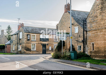 Der Waggon und Pferde Pub auf der A15-Kreuzung in Langtoft, Lincolnshire, England, UK. Stockfoto