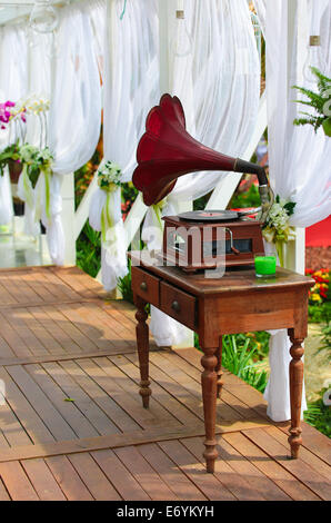 Vintage Vinyl Plattenspieler Deko auf einer Hochzeit-Korridor. Stockfoto