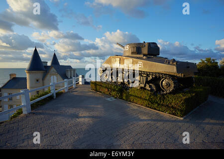 Tank und Denkmal für französische Soldaten vor Arromanches, Normandie, Frankreich. Stockfoto