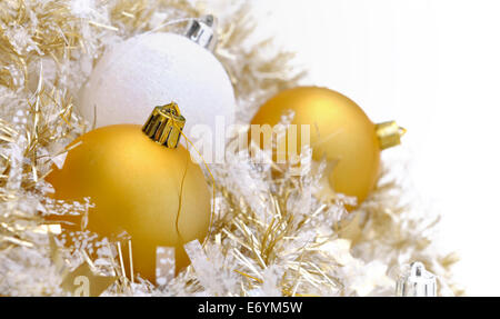 Weißen und goldenen Weihnachtskugeln in Kranz auf weißem Hintergrund Stockfoto