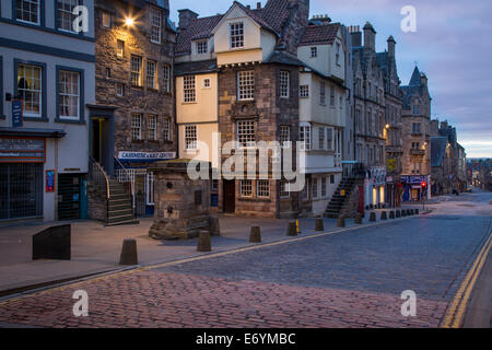 John Knox und Moubray Häusern (ältesten Häuser in der Stadt) entlang einer verlassenen Royal Mile Street, Edinburgh, Lothian, Schottland Stockfoto