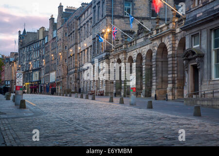 Verlassene Straßenszene entlang der Royal Mile, Edinburgh, Lothian, Schottland Stockfoto