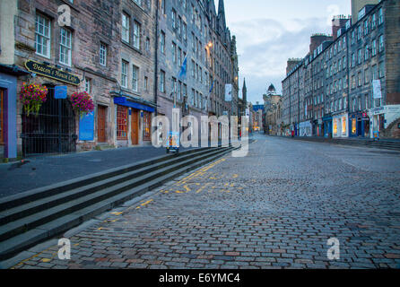 Verlassene Straßenszene entlang der Royal Mile, Edinburgh, Lothian, Schottland Stockfoto