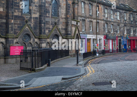 Verlassene Straßenszene entlang der Royal Mile, Edinburgh, Lothian, Schottland Stockfoto