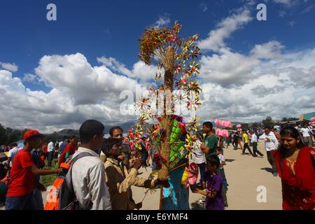 Kathmandu, Nepal. 2. Sep, 2014. Ein lokalen Anbieter verkauft Papier Windmühlen in Tundikhel von Kathmandu, Nepal, 2. September 2014. © Sunil Sharma/Xinhua/Alamy Live-Nachrichten Stockfoto