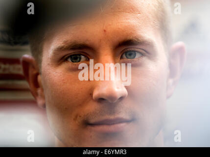 Hamburg, Deutschland. 02. Sep, 2014. Hamburgs Lewis Holtby wartet ein Interview auf das Trainingsgelände des deutschen Fußball Bundesligisten Hamburger SV in Hamburg, Deutschland, 2. September 2014. Foto: AXEL HEIMKEN/DPA/Alamy Live-Nachrichten Stockfoto