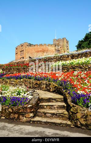 Blick auf den Schlossgarten mit Schritten in Richtung der normannischen Burg, Tamworth, Staffordshire, England, Vereinigtes Königreich, West-Europa. Stockfoto