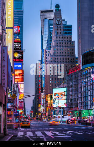 Times Square, einem großen kommerziellen Kreuzung und ein Viertel in Midtown Manhattan, New York, USA. Stockfoto