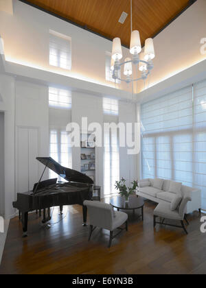 Flügel im Wohnzimmer im modernen Stadtwohnung mit Parkettboden und
