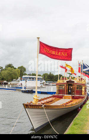 Gloriana, der Königin rowbarge, in der Queen's Diamond Jubilee verwendet, der mit dem Anker in Henley-on-Thames, Henley Royal Regatta, Flagge angezeigte Name Stockfoto