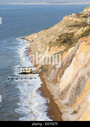 Die mehrfarbigen Eozän Sand Klippen von Alum Bay, Isle Of Wight, Schicht touristische Souvenirs aus dem sand Stockfoto