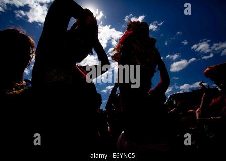 Kathmandu, Nepal. 2. Sep, 2014. Nepalesische Frauen feiern die Gaura Parva in Tundikhel von Kathmandu, Nepal, 2. September 2014. Gaura Festival feiert man meistens von den Leuten der äußersten westlichen Teil von Nepal und Göttin Gauri ist für langes und gesundes Leben ihrer Ehemänner verehrt. © Sunil Sharma/Xinhua/Alamy Live-Nachrichten Stockfoto