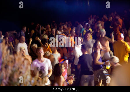 Beach-Party feiern Sant Joan und Sommersonnenwende am Strand von Figueretas auf Ibiza Stockfoto