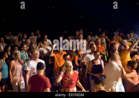 Beach-Party feiern Sant Joan und Sommersonnenwende am Strand von Figueretas auf Ibiza Stockfoto