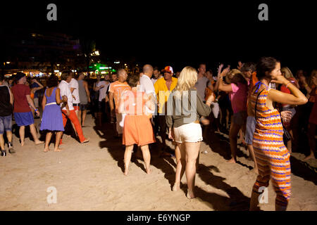 Beach-Party feiern Sant Joan und Sommersonnenwende am Strand von Figueretas auf Ibiza Stockfoto