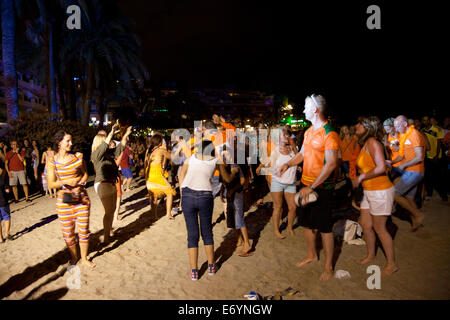 Beach-Party feiern Sant Joan und Sommersonnenwende am Strand von Figueretas auf Ibiza Stockfoto