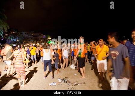 Beach-Party feiern Sant Joan und Sommersonnenwende am Strand von Figueretas auf Ibiza Stockfoto