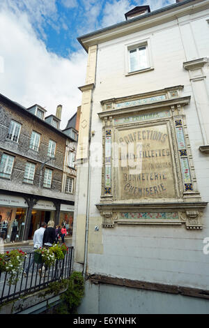 Altes Werbeschild in Pont-Audemer, Normandie, Frankreich. Stockfoto