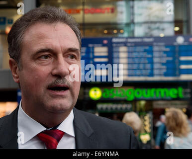 Berlin, Deutschland. 01. Sep, 2014. Vorsitzender der Deutschen Bahn Fahrer Union (GDL), Claus Weselsky, gibt ein Interview auf der Warnung Streik am Hauptbahnhof in Berlin, Deutschland, 1. September 2014. Union der deutschen Lokführer (GDL) führt derzeit Tarifverhandlungen mit der Deutschen Bahn AG Deutsche Bahn AG und rief zu einem Streik der Warnung von 6 bis 21:00 CET. Foto: SOEREN STACHE/DPA/Alamy Live News Stockfoto