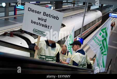 Berlin, Deutschland. 01. Sep, 2014. Mitglieder der Deutschen Bahn Fahrer Union (GDL) nehmen eine Rolltreppe Vergangenheit eines ICE-Zuges am Hauptbahnhof in Berlin, Deutschland, 1. September 2014. Union der deutschen Lokführer (GDL) führt derzeit Tarifverhandlungen mit der Deutschen Bahn AG Deutsche Bahn AG und rief zu einem Streik der Warnung von 6 bis 21:00 CET. Foto: SOEREN STACHE/DPA/Alamy Live News Stockfoto