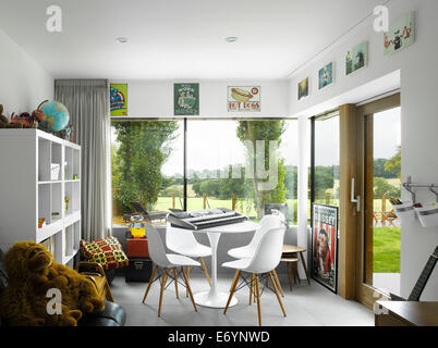 Kinder Zimmer mit Blick auf Landschaft in Einfamilienhaus High Barnet, London durch Paul Archer Design Stockfoto