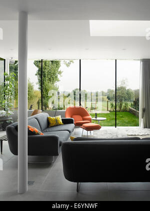 Wohnzimmer mit Blick auf die Landschaft in Einfamilienhaus High Barnet, London durch Paul Archer Design Stockfoto