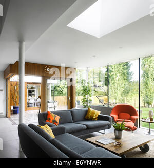 Wohnzimmer-Erweiterung mit Dach leicht im Einfamilienhaus High Barnet, London durch Paul Archer Design Stockfoto