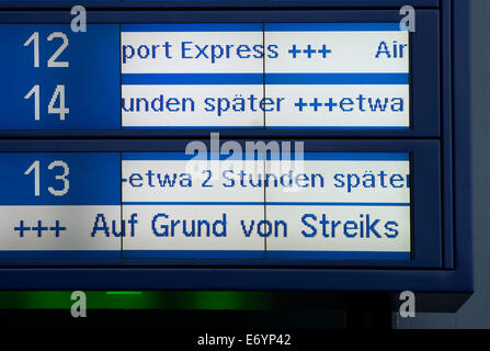Berlin, Deutschland. 01. Sep, 2014. Eine Anzeigetafel zeigt die Nachrichten "etwa zwei Stunden später" und "wegen eines Streiks" am zentralen Bahnhof in Berlin, Deutschland, 1. September 2014. Union der deutschen Lokführer (GDL) führt derzeit Tarifverhandlungen mit der Deutschen Bahn AG Deutsche Bahn AG und rief zu einem Streik der Warnung von 6 bis 21:00 CET. Foto: SOEREN STACHE/DPA/Alamy Live News Stockfoto