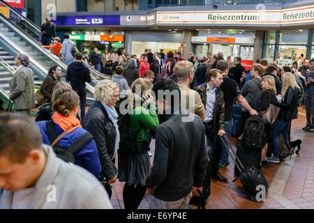 Hamburg, Deutschland. 01. Sep, 2014. Reisenden bilden eine Schlange vor einem DB-Reisezentrum am Hauptbahnhof in Hamburg, Deutschland, 1. September 2014. Union der deutschen Lokführer (GDL) führt derzeit Tarifverhandlungen mit der Deutschen Bahn AG Deutsche Bahn AG und rief zu einem Streik der Warnung von 6 bis 21:00 CET. Foto: Markus Scholz/Dpa/Alamy Live News Stockfoto