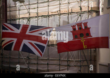 Gibraltar. 2. September 2014. Die Straßen von Gibraltar sind geschmückt mit Union Jacks und Gibraltar flags als Gibraltar Köpfe zu seinen Nationalfeiertag nächste Woche. Mitglieder der Öffentlichkeit fortgesetzt heute, Unterzeichnung eine Banner-Kampagne durch die Druck-Gruppe selbst Bestimmung für Gibraltar (SDGG) fordert die Entkolonialisierung des British Overseas Territory. Die SDGG ist der wichtigsten Veranstalter die Gibraltar Nationalfeiertag politische Kundgebung am 10. September stattfinden. Bildnachweis: Stephen Ignacio/Alamy Live-Nachrichten Stockfoto