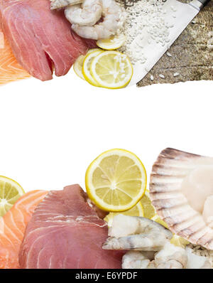 Frische Meeresfrüchte Mischung, Thunfisch, Lachs, Garnelen, Jakobsmuscheln, Zutaten für Sushi mit Zitrone, isoliert, Rahmen Stockfoto