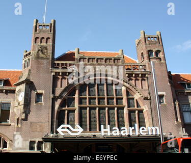 Fassade des Bahnhofsgebäudes aus dem 19. Jahrhundert in Haarlem. Die Niederlande Stockfoto