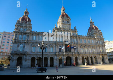 A Coruña, Spanien - 30. Juli 2014: Blick auf das berühmte Rathaus von A Coruna, Galicien, Spanien. Stockfoto